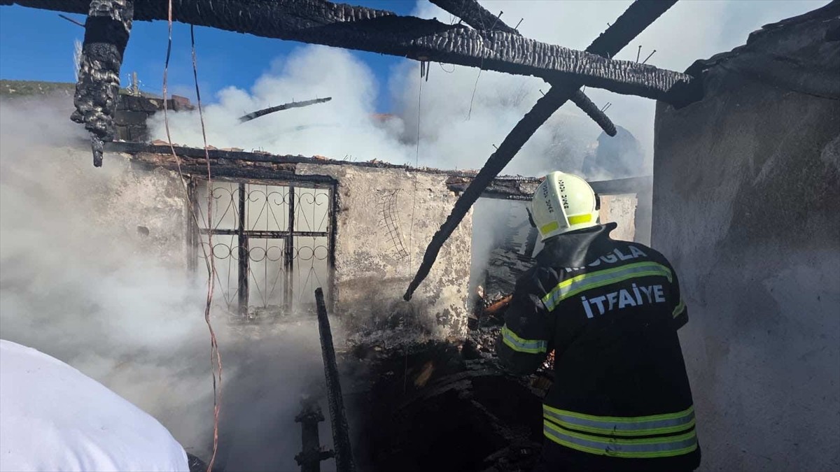 Muğla'nın Seydikemer ilçesinde müstakil evde çıkan yangın itfaiye ekiplerince söndürüldü.