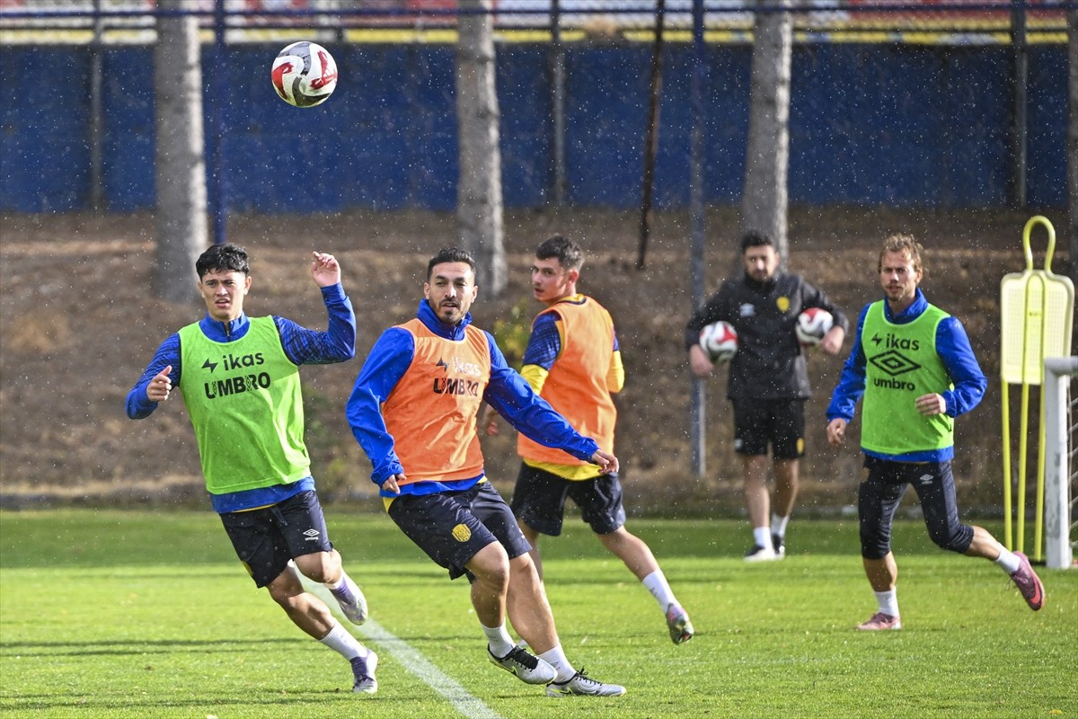 Nesine 2. Lig Beyaz Grup ekiplerinden MKE Ankaragücü, Beştepe Tesisleri'nde antrenman...