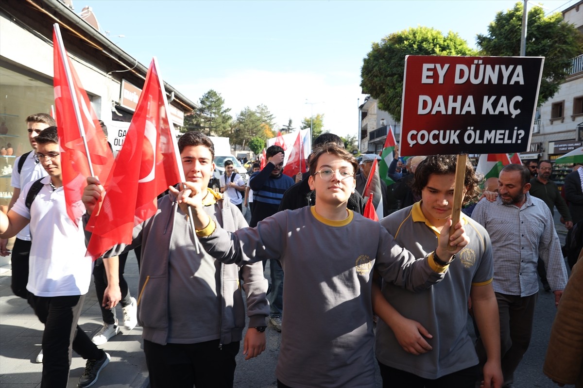 Nevşehir'in Ürgüp ilçesinde, İsrail'in Gazze'ye yönelik saldırılarına tepki amacıyla yürüyüş...