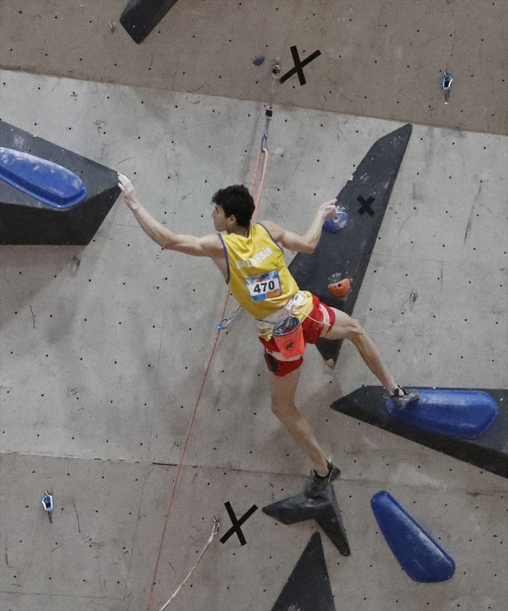 Okul seçmelerinde 8 yaşında tırmanış sporuna başlayan 18 yaşındaki Muhammed Oğuz Kağanoğlu...