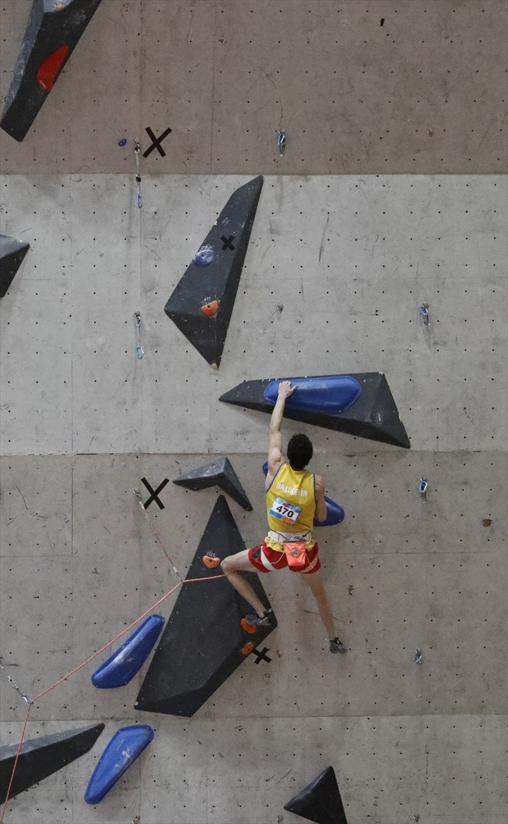 Okul seçmelerinde 8 yaşında tırmanış sporuna başlayan 18 yaşındaki Muhammed Oğuz Kağanoğlu...