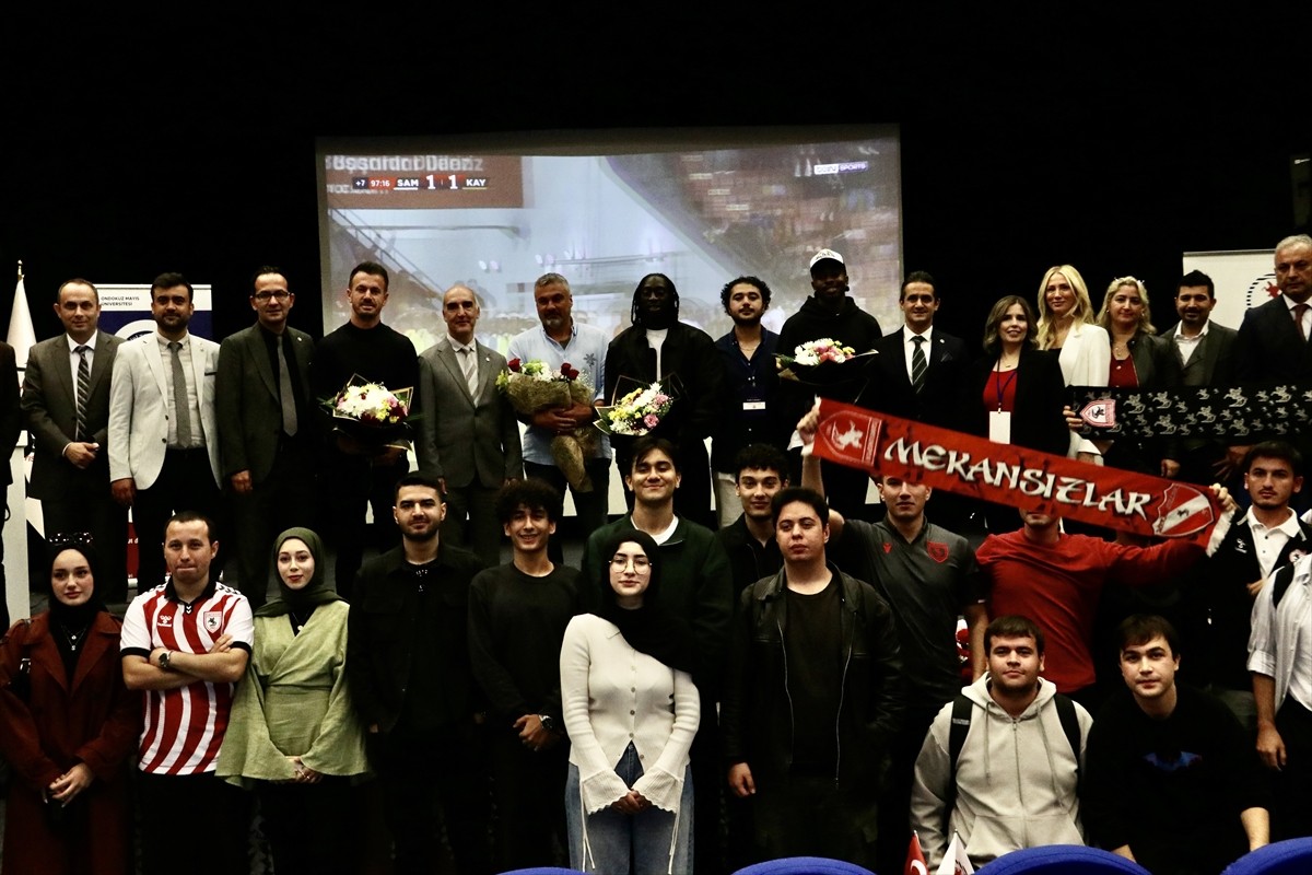 Ondokuz Mayıs Üniversitesi (OMÜ) Çeviri Topluluğu tarafından Atatürk Kültür Merkezi'nde düzenlenen...