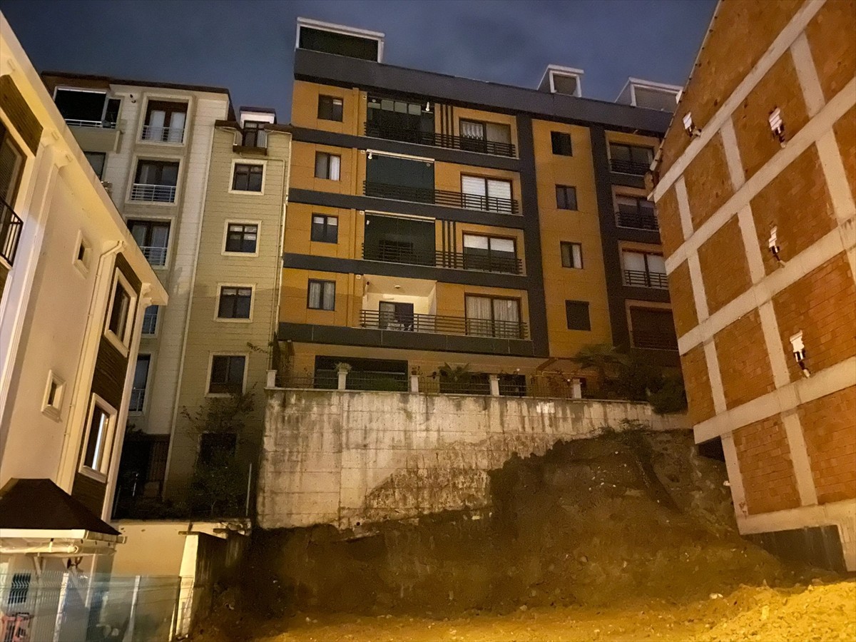 Ordu'nun Altınordu ilçesinde bir inşaatın temel kazısı sırasında hasar gören 2 bina tedbir amaçlı...