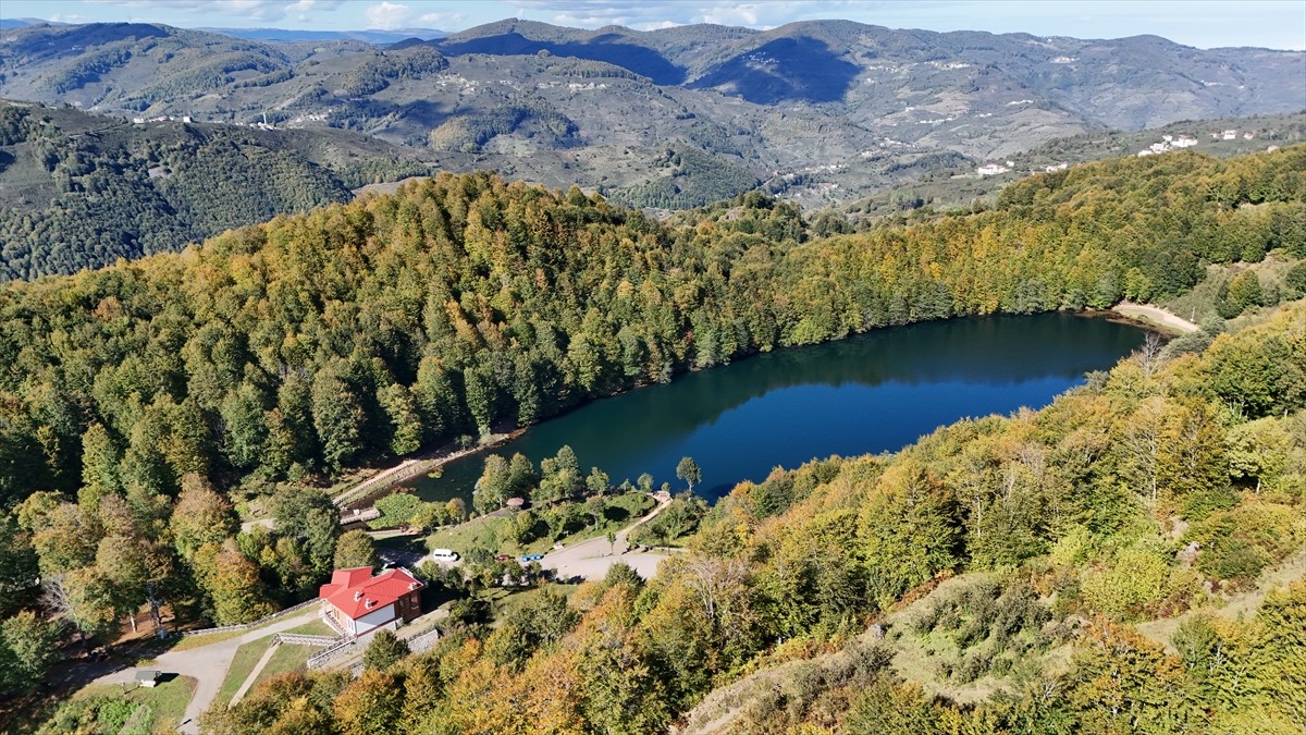 Ordu'nun Gölköy ilçesinde sonbahar renklerinin hakim olmaya başladığı Ulugöl Tabiat Parkı'nı, bu...