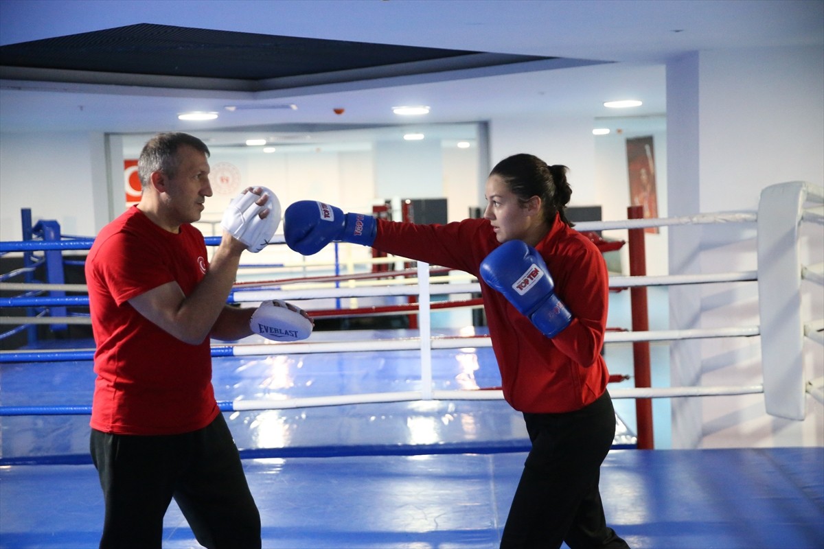 Ordulu 16 yaşındaki milli boksör Sahranur Turap, Avrupa Yıldızlar Şampiyonası'nda altın madalya...