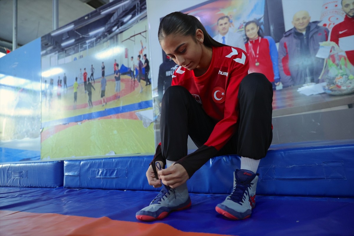  Romanya'da düzenlenen 17 Yaş Altı Balkan Güreş Şampiyonası'nda altın madalya kazanan Hakkarili...