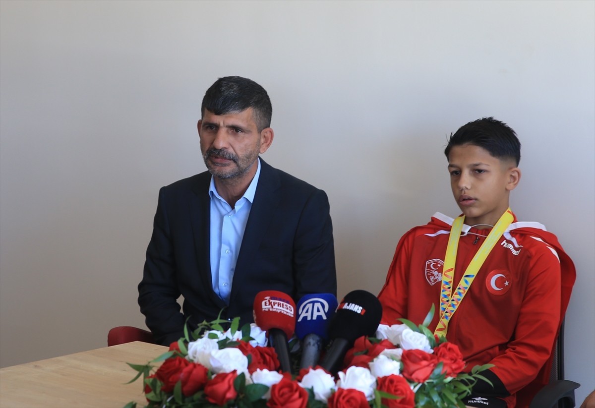 Romanya'da düzenlenen 17 Yaş Altı Balkan Güreş Şampiyonası'nda altın madalya kazanan milli sporcu...