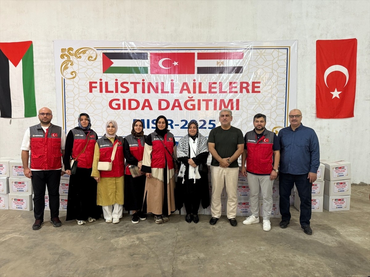 Sadakataşı Derneği, İsrail'in Gazze'deki saldırılarından kurtularak Mısır'a sığınan ailelere nakdi...