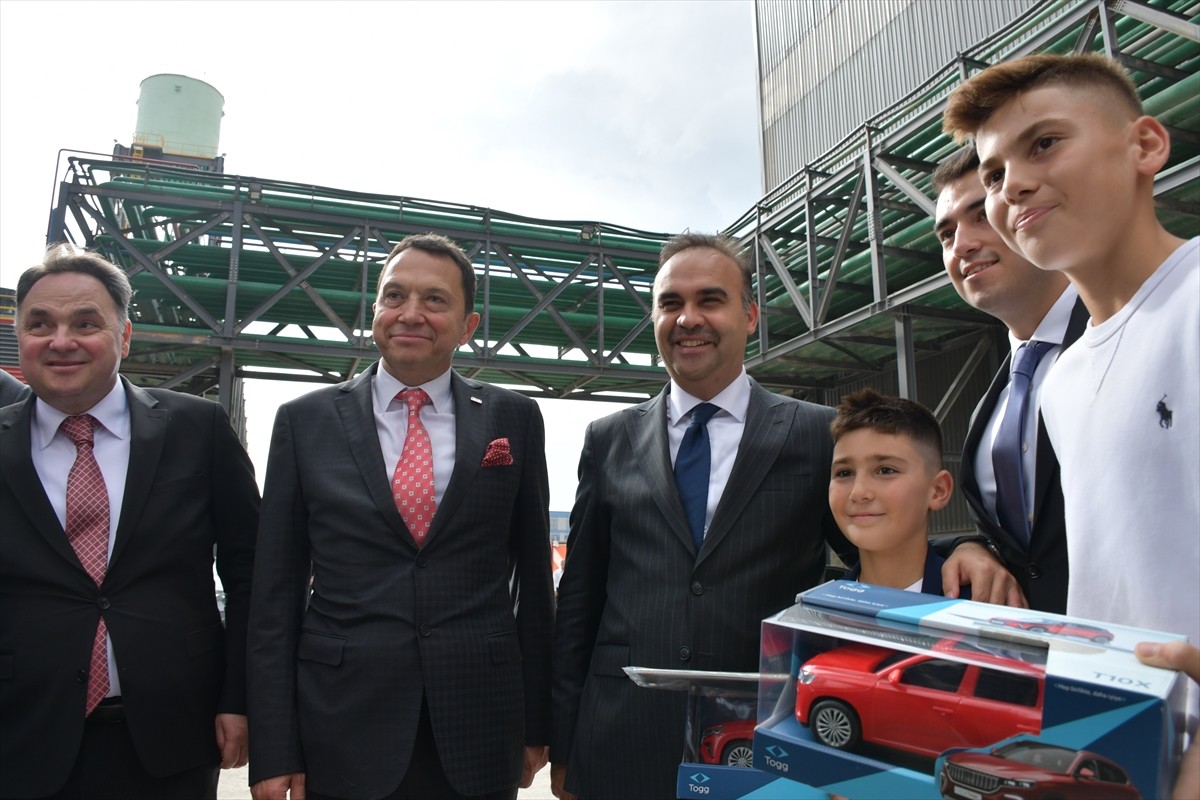 Sanayi ve Teknoloji Bakanı Mehmet Fatih Kacır (sol 3), 150 milyon avroluk yatırımla hayata...