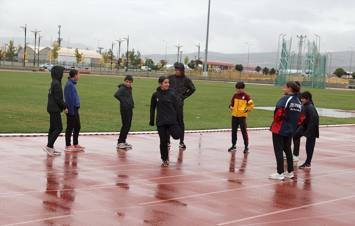 Sivas'ta Aile ve Sosyal Hizmetler Bakanlığına bağlı Çocuk Evi'nde yetişen 14 yaşındaki atlet...