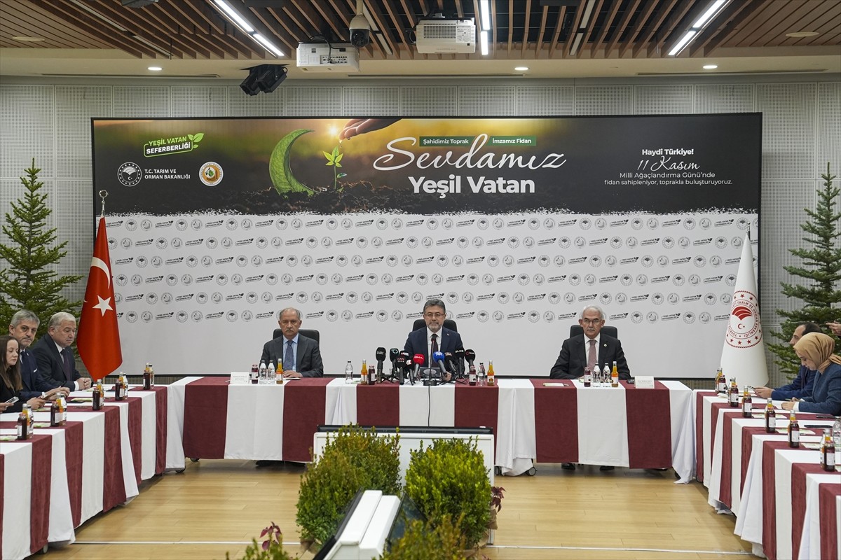 Tarım ve Orman Bakanı İbrahim Yumaklı (sağda), "Yeşil Vatan Seferberliği"ne ilişkin düzenlenen...