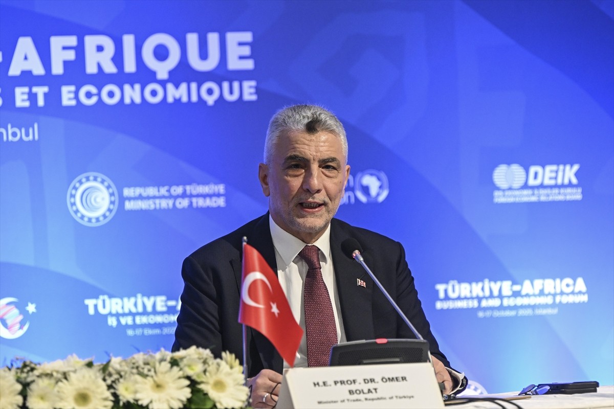 Ticaret Bakanı Ömer Bolat (sağda) ile Afrika Birliği Ekonomik Kalkınma, Ticaret, Turizm, Sanayi ve...