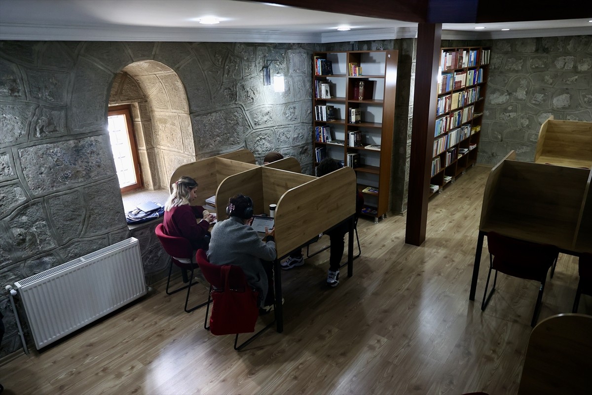 Trabzon'un Ortahisar ilçesindeki tarihi Zağnos Burcu içerisinde 29 yıl önce hizmet vermeye...