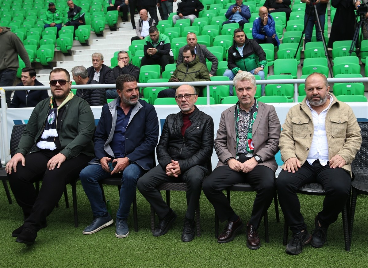 Trendyol 1. Lig ekibi Sakaryaspor'un olağanüstü seçimli genel kurulunda mevcut başkan Muhammet...