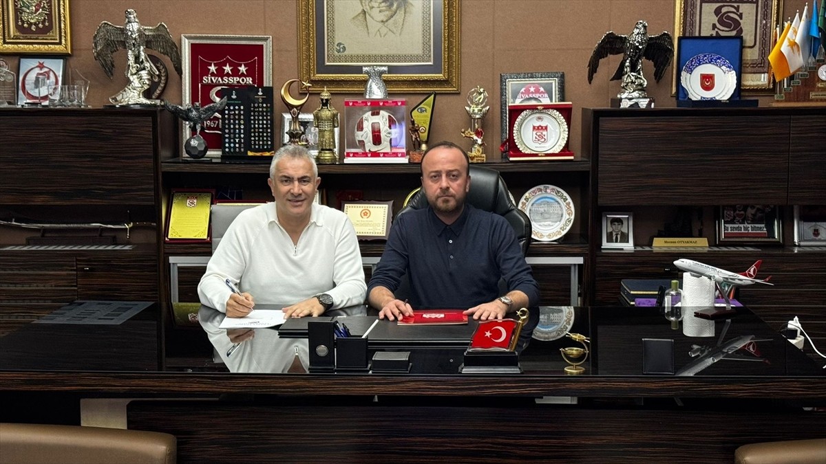 Trendyol 1. Lig ekiplerinden Özbelsan Sivaspor, teknik direktör Mehmet Altıparmak (sağ 2) ile...