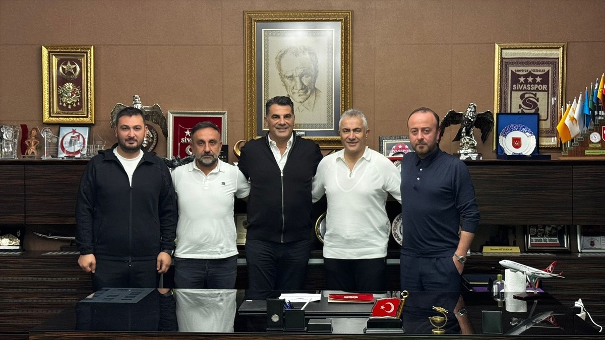 Trendyol 1. Lig ekiplerinden Özbelsan Sivaspor, teknik direktör Mehmet Altıparmak (sağ 2) ile...
