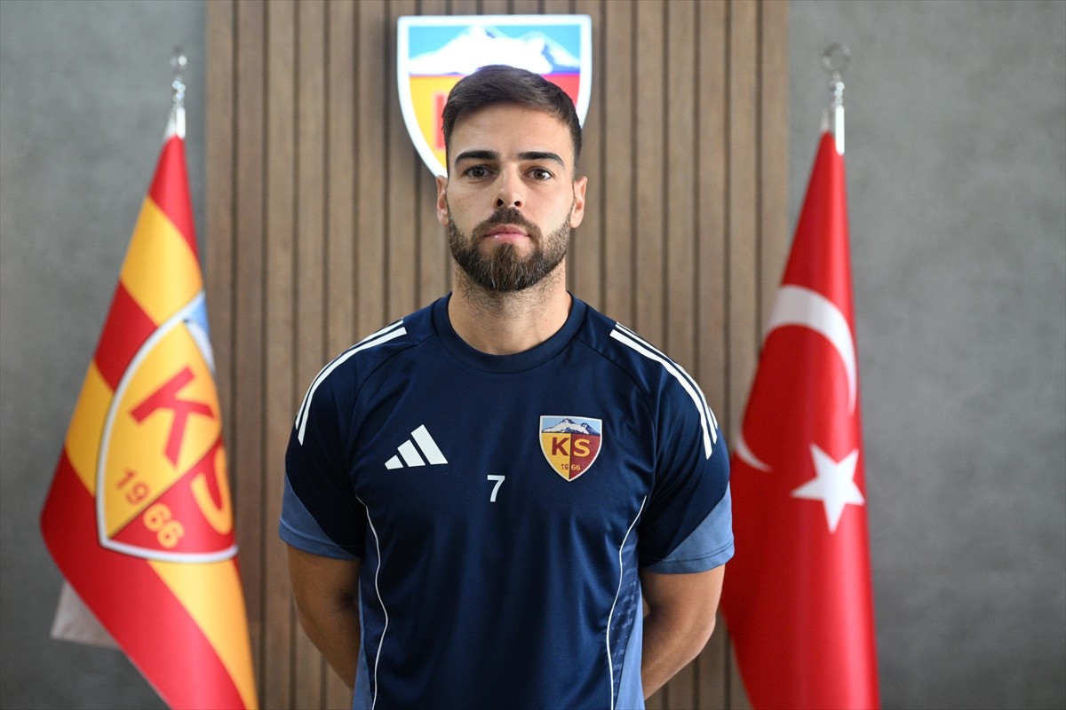 Trendyol Süper Lig ekiplerinden Zecorner Kayserispor'un takım kaptanı Miguel Cardoso, AA...