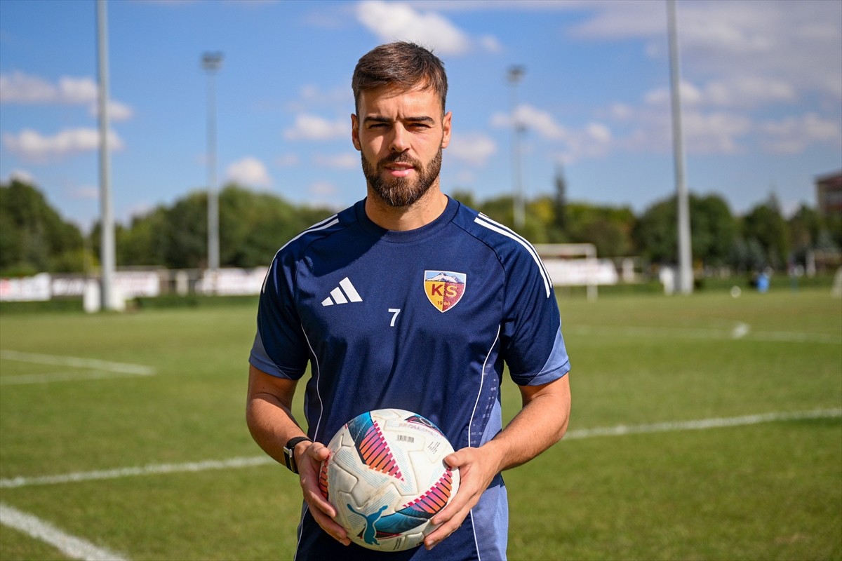 Trendyol Süper Lig ekiplerinden Zecorner Kayserispor'un takım kaptanı Miguel Cardoso, AA...