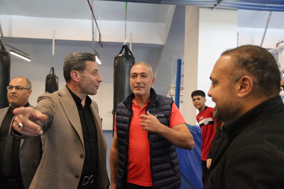 Türkiye Boks Federasyonu Başkanı Suat Hekimoğlu, Niğde'de düzenlenecek boks turnuvası salonunu...