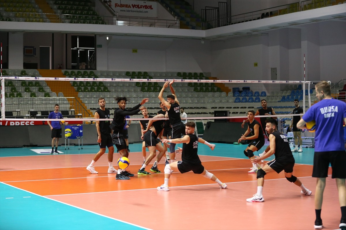 Voleybol SMS Grup Efeler Ligi ekiplerinden Bursa Büyükşehir Belediyespor, Erkekler AXA Sigorta...