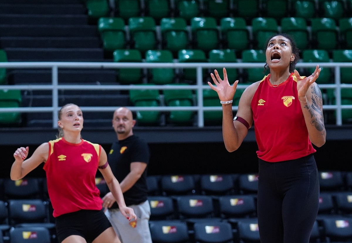 Yeni sezonda Vodafone Sultanlar Ligi'nde mücadele edecek Göztepe Kadın Voleybol Takımı, 23 yıl...