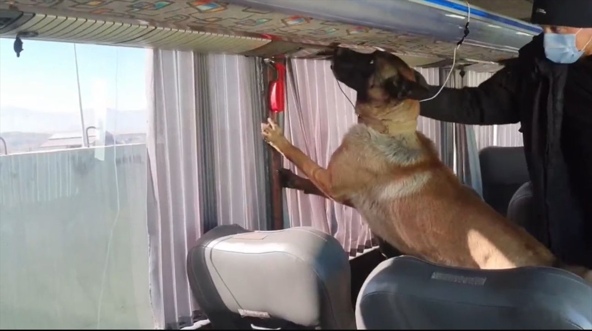 Ağrı'da İran plakalı bir otobüsteki yangın tüplerinin içinde 8 kilogram uyuşturucu ele...