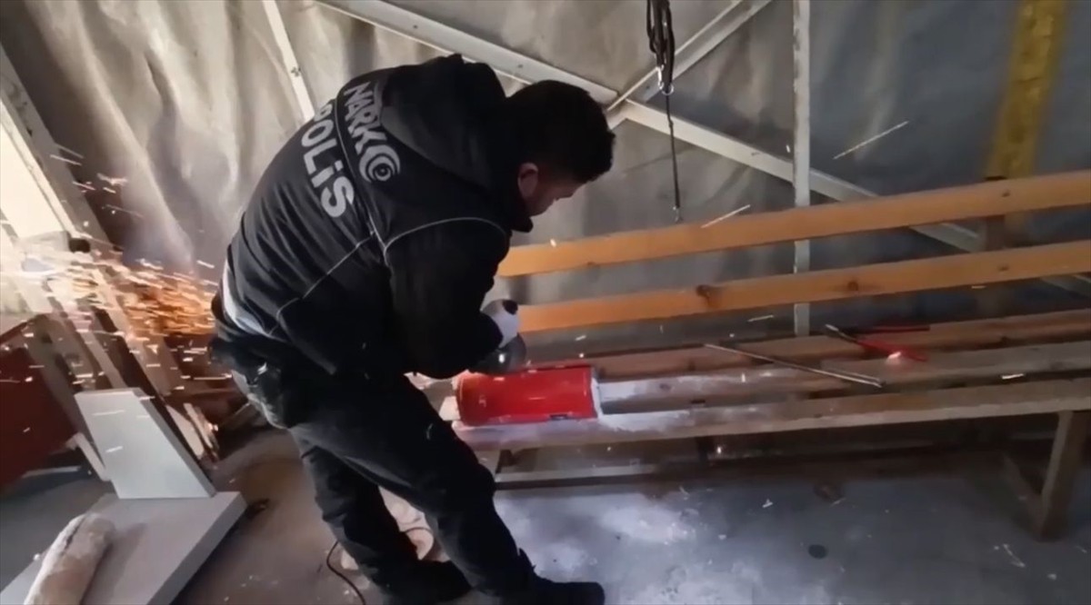 Ağrı'da İran plakalı bir otobüsteki yangın tüplerinin içinde 8 kilogram uyuşturucu ele...