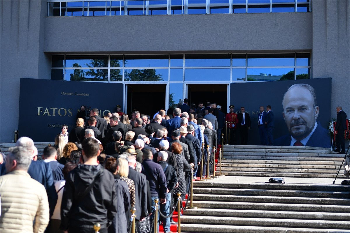 Arnavutluk'ta tedavi gördüğü hastanede 31 Ekim'de hayatını kaybeden eski Başbakan Fatos Nano'nun...