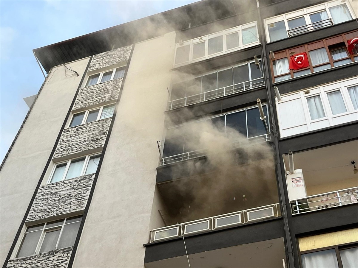 Aydın'ın Nazilli ilçesindeki bir apartman dairesinde çıkan yangın ekiplerin müdahalesiyle...