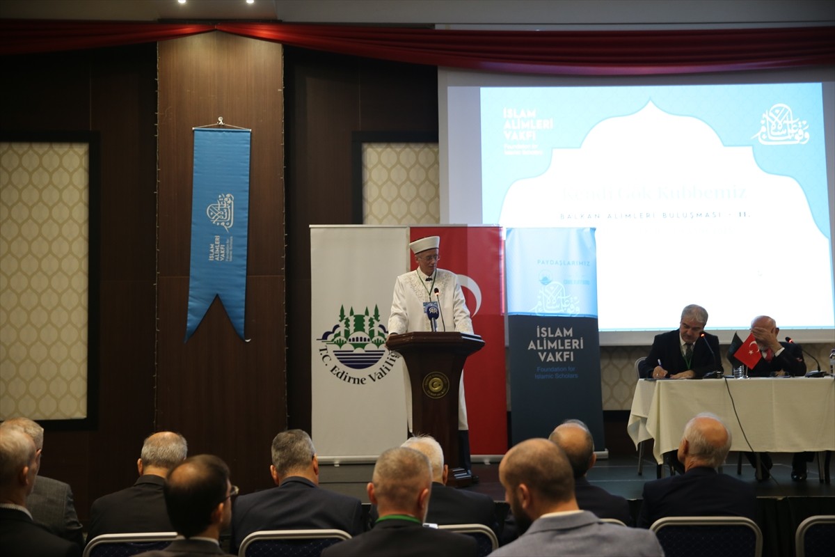 Edirne'de İslam Alimleri Vakfınca Valilik ev sahipliğinde düzenlenen "Kendi Gök Kubbemiz Balkan...
