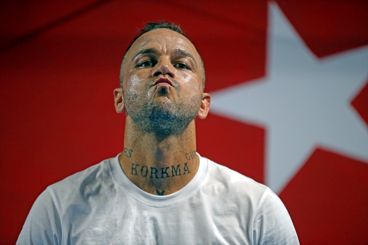 Hafif ağır sıklette Dünya Boks Birliğinin (GBU) Almanya, Avrupa ve dünya şampiyonluğu kemerlerini...