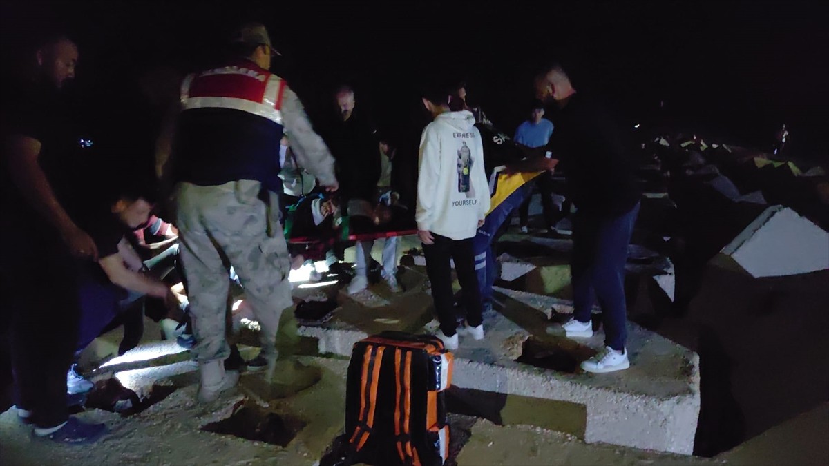 Hatay'ın Samandağ ilçesinde denize düşerek boğulma tehlikesi geçiren genç kız hastaneye...