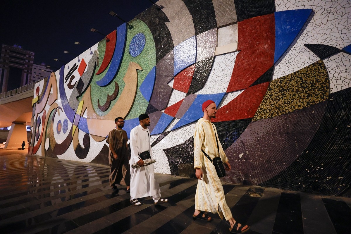 Hazreti Muhammed'in Mekke'den Medine'ye yaptığı hicret yolculuğunu hissetmek için dünyanın farklı...