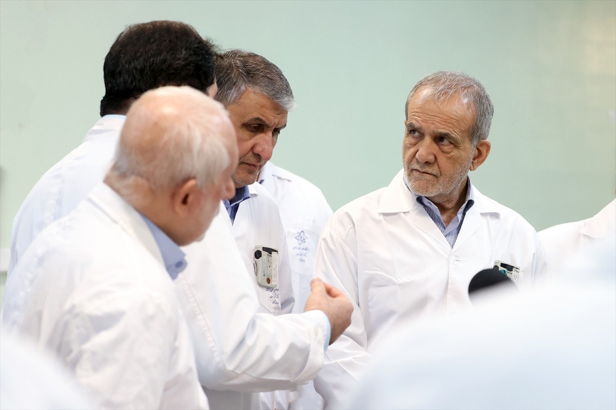 İran Cumhurbaşkanı Mesud Pezeşkiyan, ABD'nin hedef aldığı nükleer tesisleri yeniden ve daha güçlü...