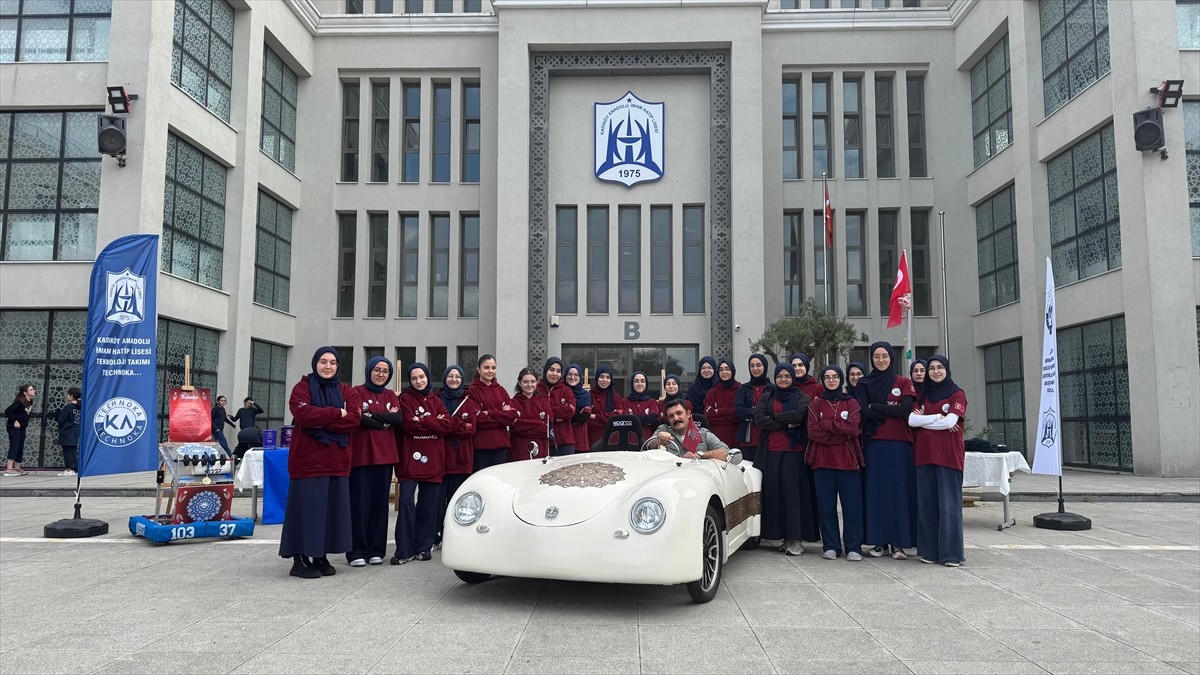 Kadıköy Anadolu İmam Hatip Lisesi'nin kız öğrencileri, okul bünyesinde kurdukları "Technoka...