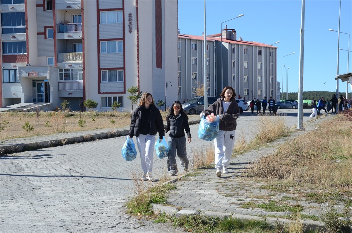 Kars’ın Sarıkamış ilçesinde üniversite öğrencileri "Temiz çevre sağlıklı nesil” projesi kapsamında...