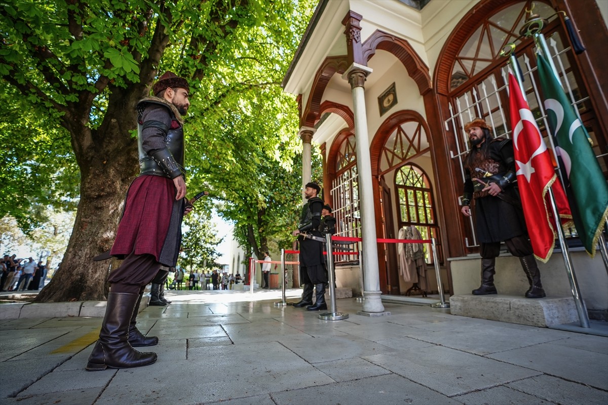 Osmanlı Devletinin kurucusu Osman Gazi'nin türbesinde jandarma personelinin alp kıyafetleri, kılıç...