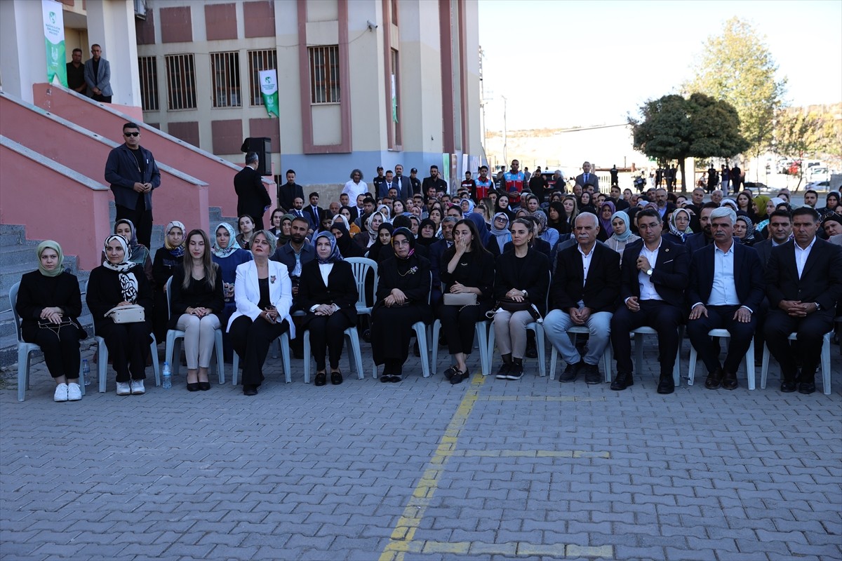 Şanlıurfa Valisi Hasan Şıldak (fotoğrafta), uyuşturucuyla mücadelede toplumun tüm kesimlerini...