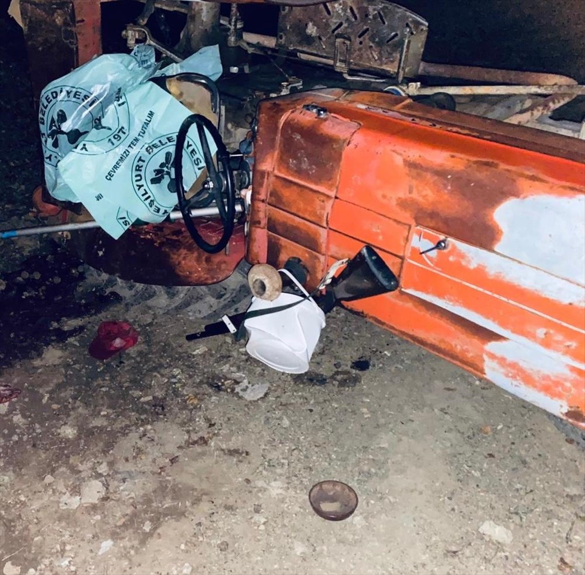  Tokat'ın Yeşilyurt ilçesinde devrilen traktörün sürücüsü hayatını kaybetti.